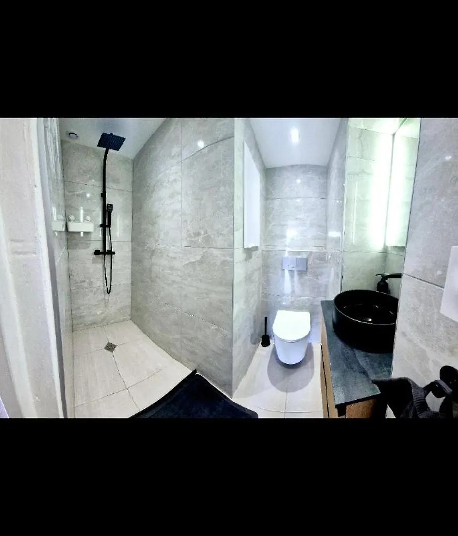 Maisonnette Renovee Avec Cour, Clim Et Metro A 5 Min Marseille