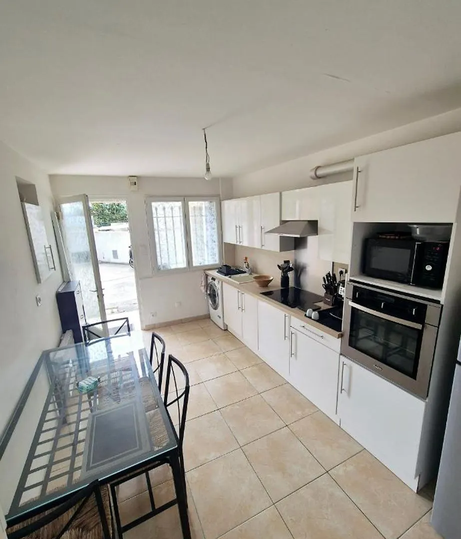 Maisonnette Renovee Avec Cour, Clim Et Metro A 5 Min Marseille