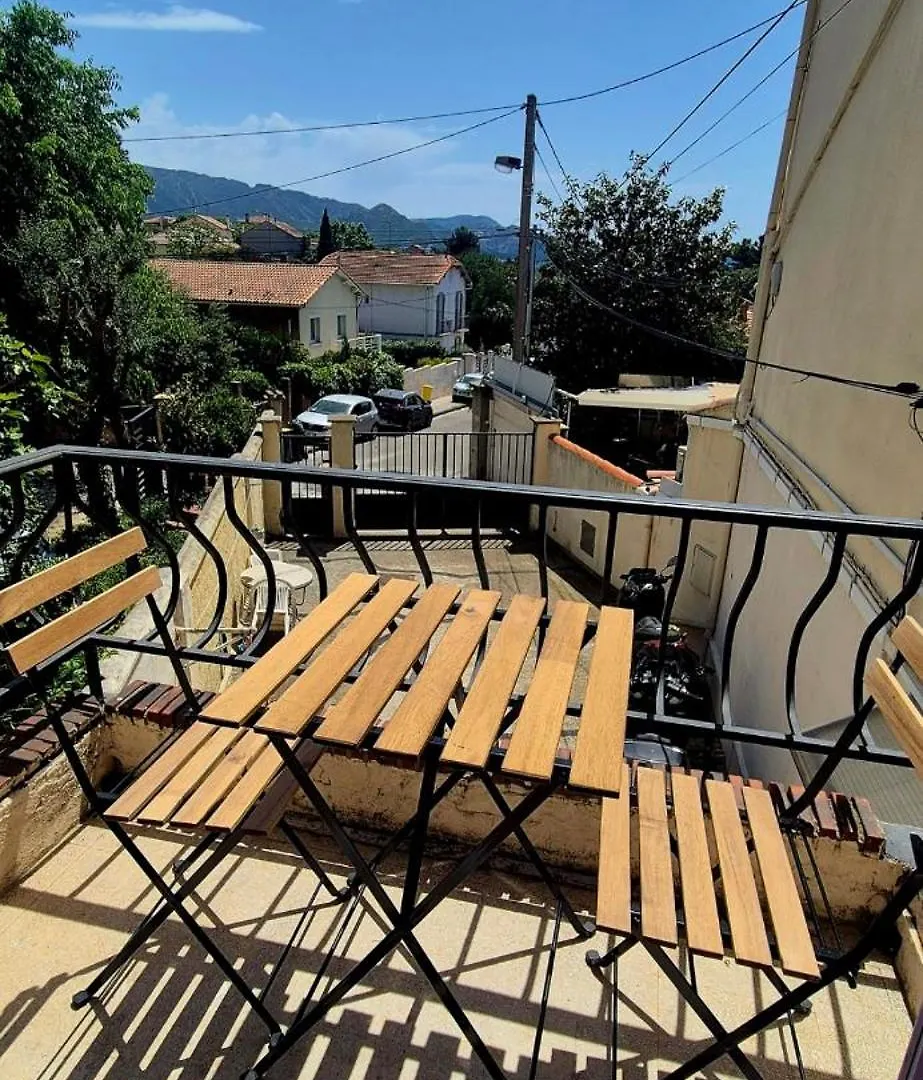 Maisonnette Renovee Avec Cour, Clim Et Metro A 5 Min Марсель